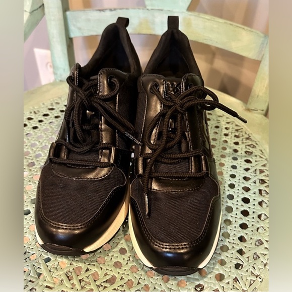 Michael Kors healed black sneaker size 7.5 - Picture 2 of 2